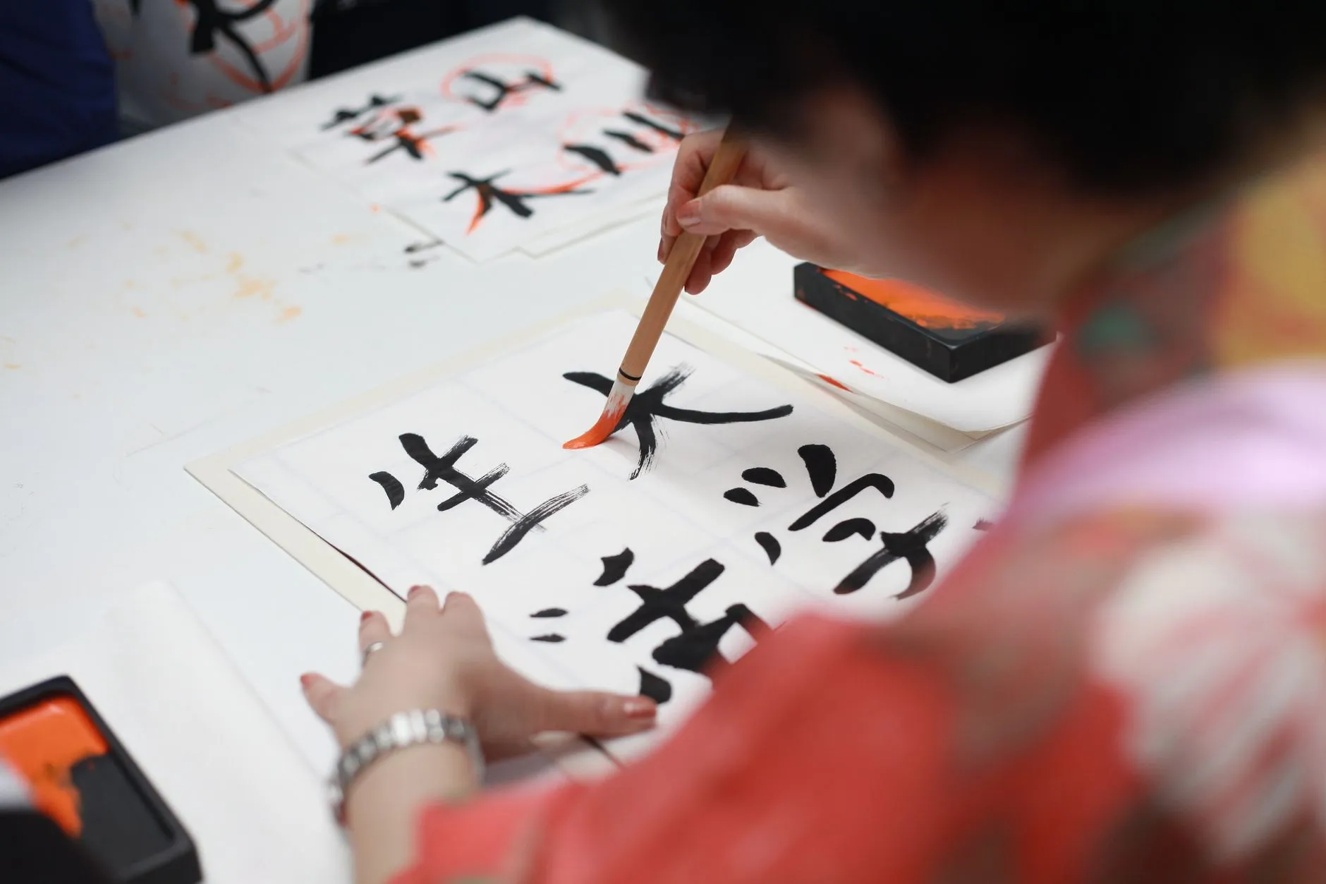 充电桩行业技术路线演进：交流桩与直流桩应用场景对比分析