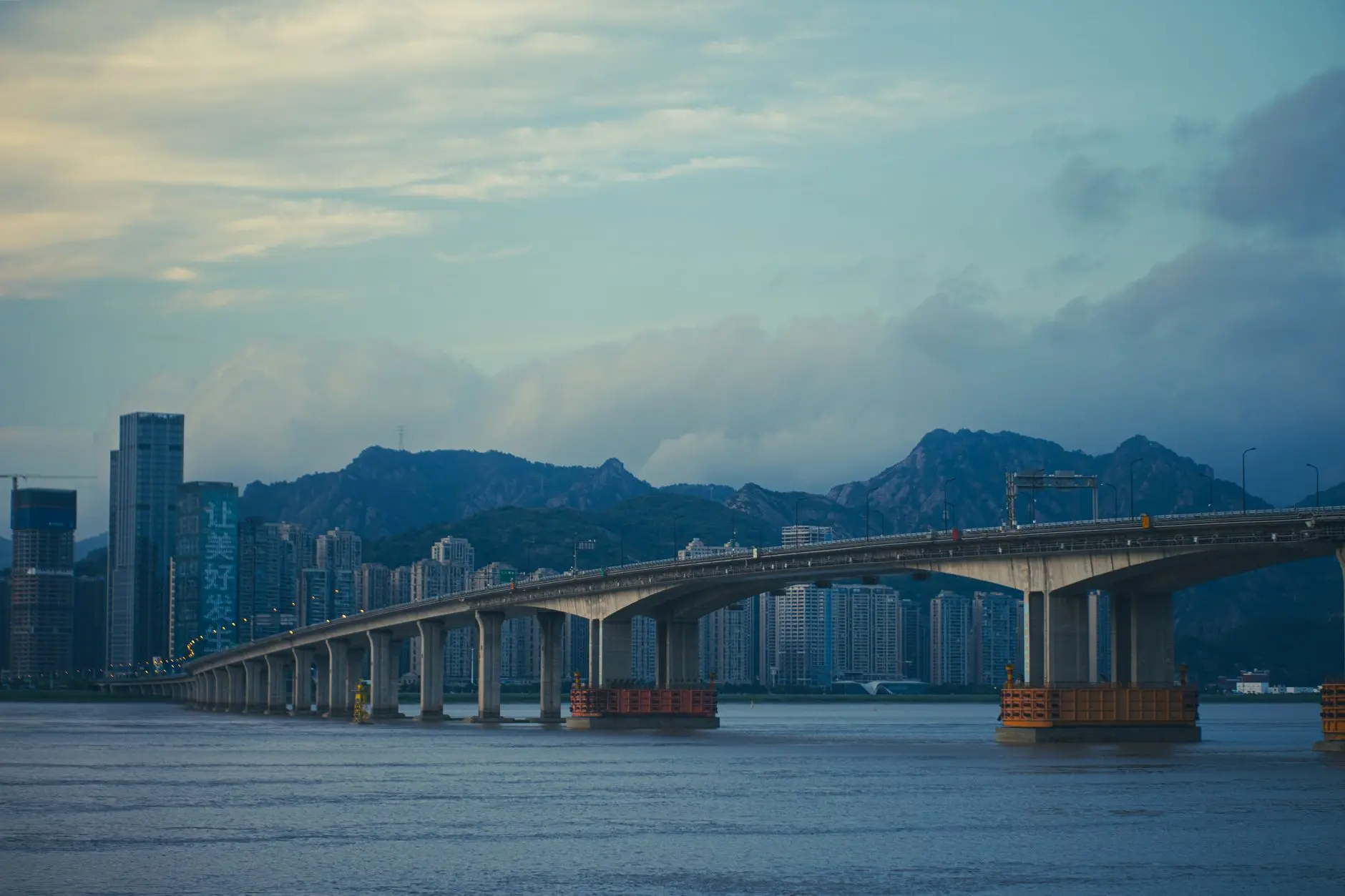 重庆充电桩市场观察：交流桩与直流桩如何匹配不同场景的补能需求