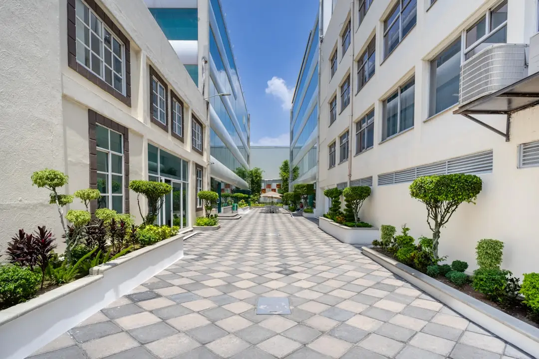 西南地区充电站运营商选型指南：交流桩与直流桩适用场景解析