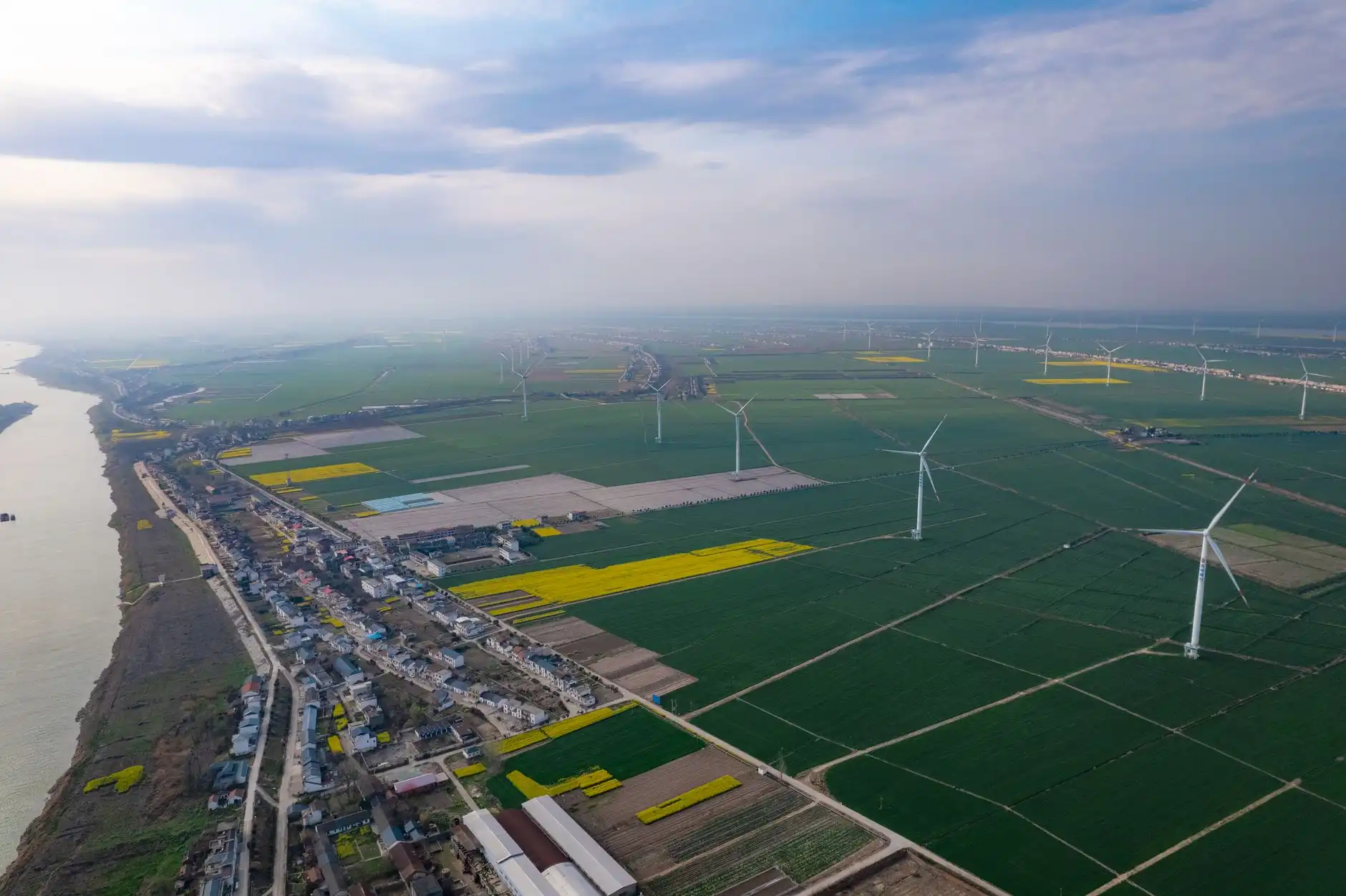 西南地区充电站运营商选型指南：交流桩与直流桩适用场景解析